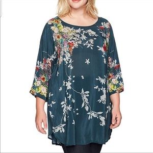 Plus size Johnny was silk floral tunic